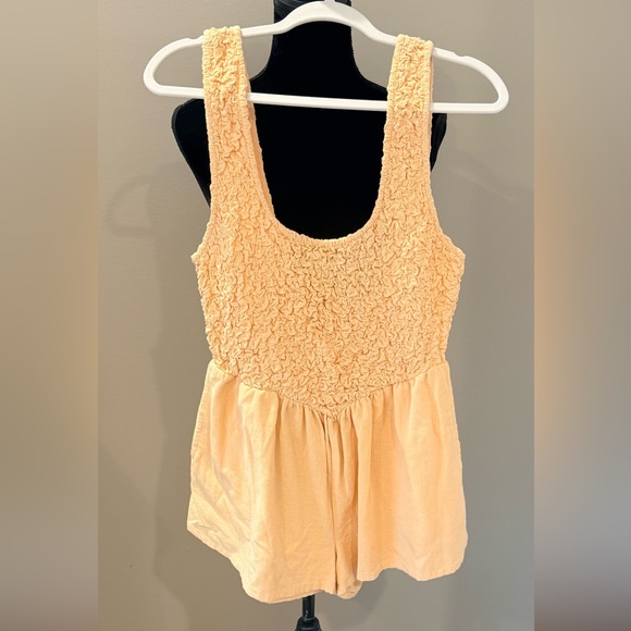 Women’s FREE PEOPLE Juliette textured smocked romper- Size medium - Picture 2 of 5